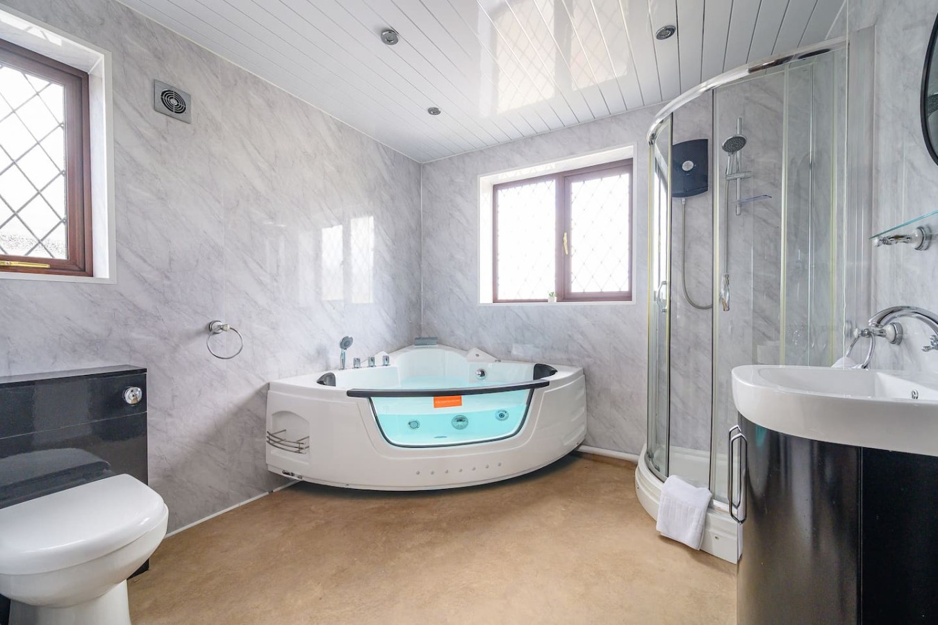 *H59G*- Family Home with Hot Tub & Games Room in 59 Galloway Lane - Property image 5 - VivreStays