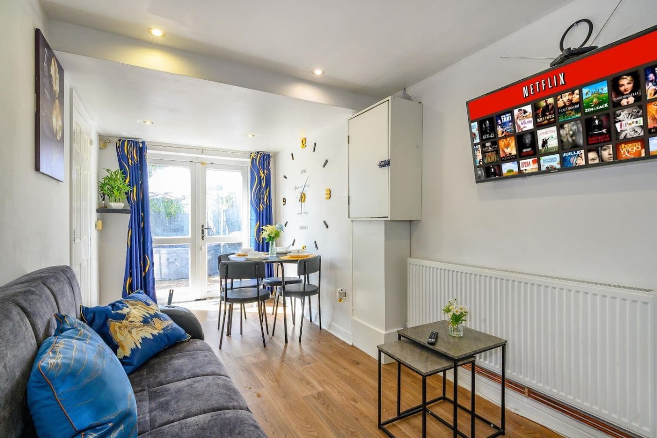 *17b* - For Your Stay with Private Gated Parking serviced apartment - UK - VivreStays