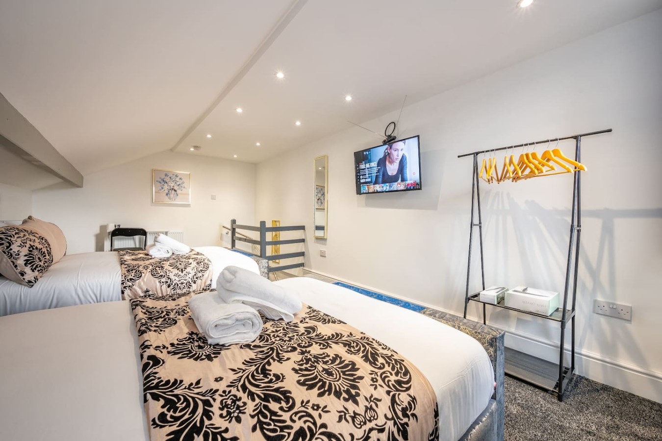 10W - For your Most Relaxed & cosy Stay in 12 Woodview Street - Property image 6 - VivreStays