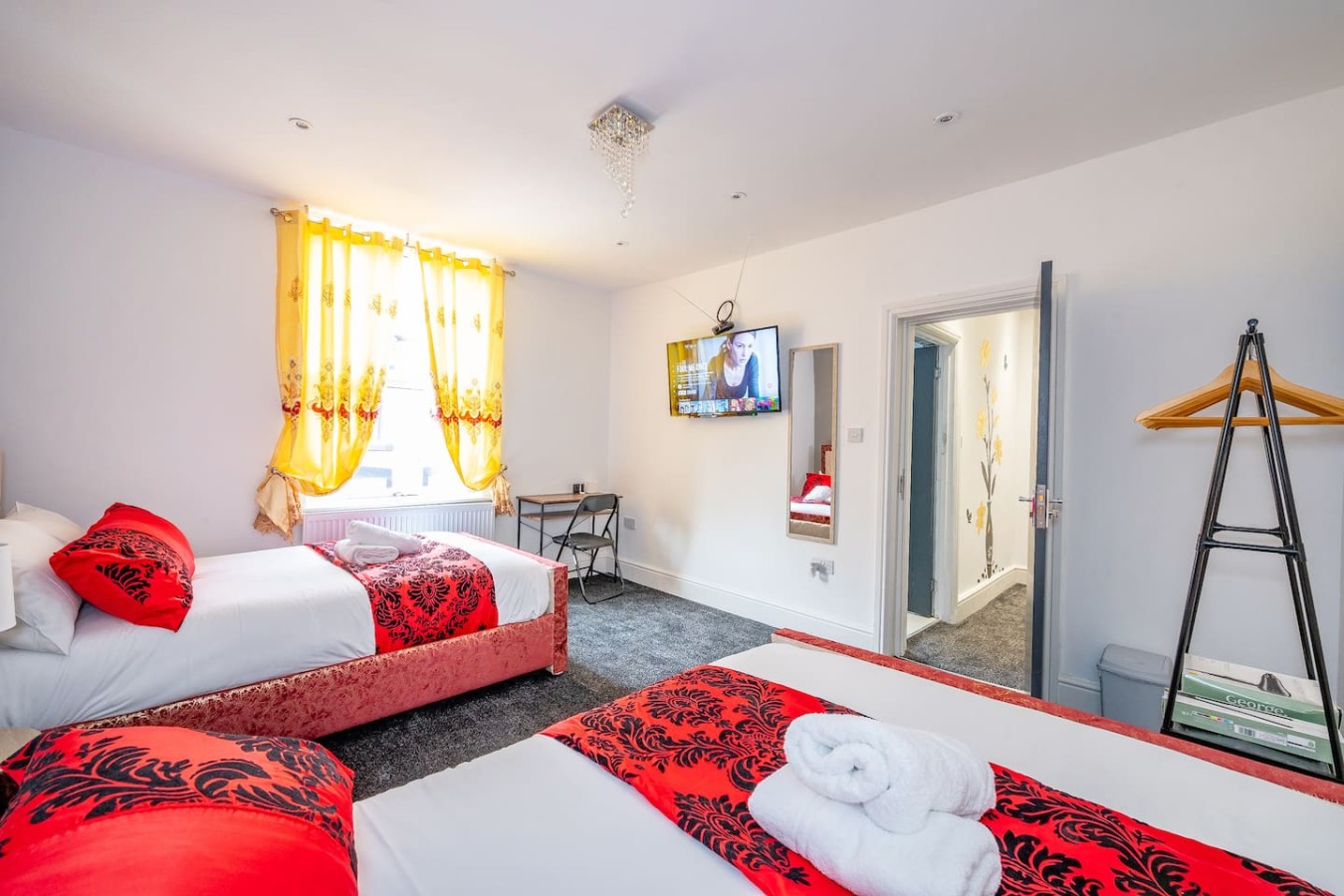 10W - For your Most Relaxed & cosy Stay in 12 Woodview Street - Property image 13 - VivreStays
