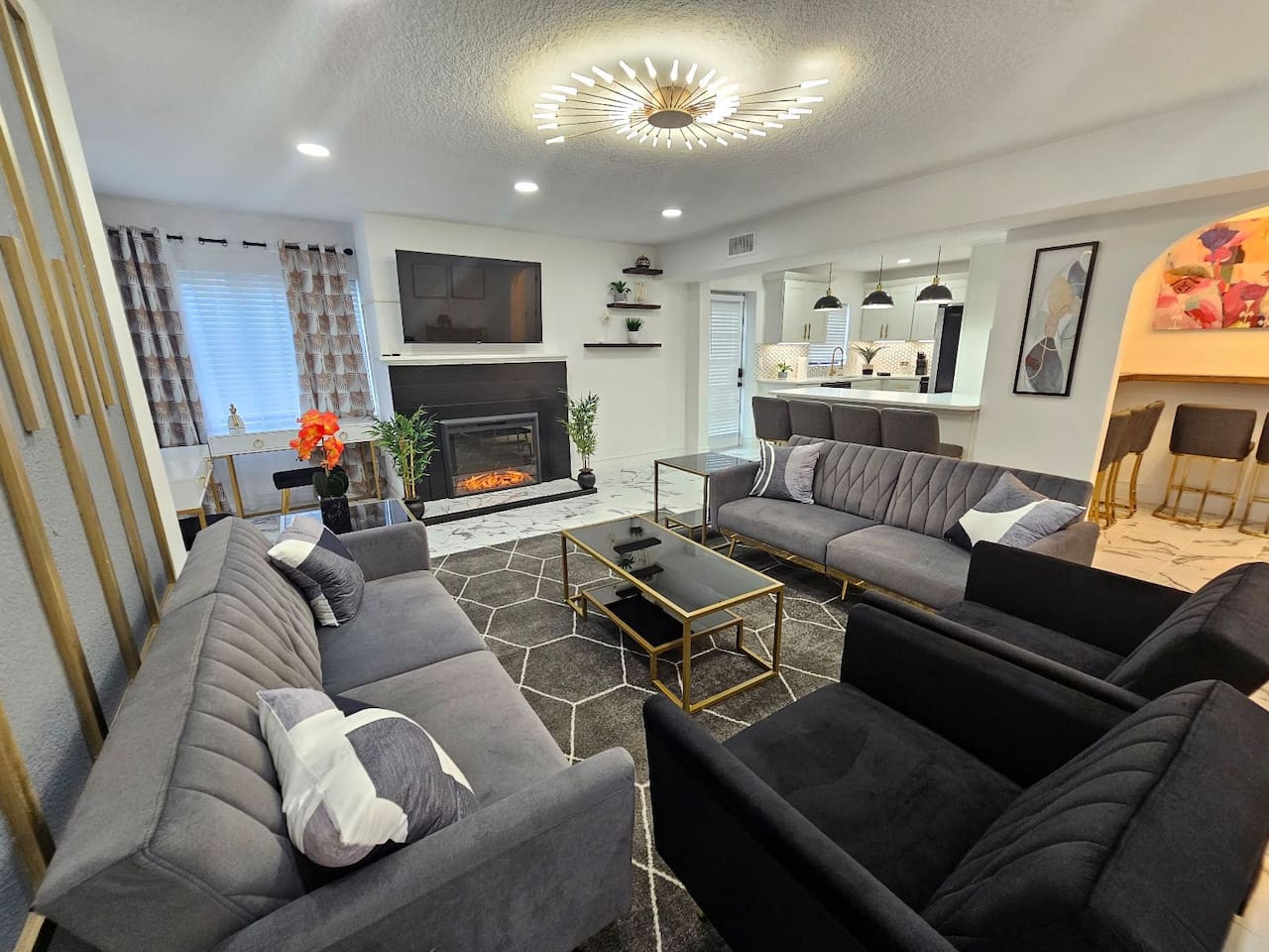 Stylish Living And Central Location - Chic Urban Escape - Orlando, FL