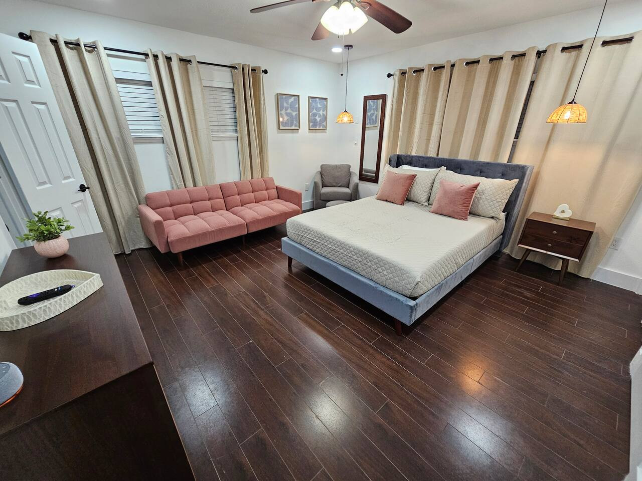 Spacious Patio And Modern Amenities - Stylish Orlando Retreat - Orlando, FL