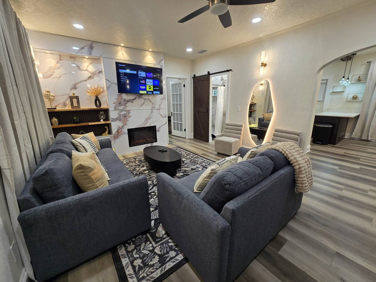 Stylish Home With Gourmet Kitchen And Cozy Living Areas - Charming Retreat - Orlando, FL
