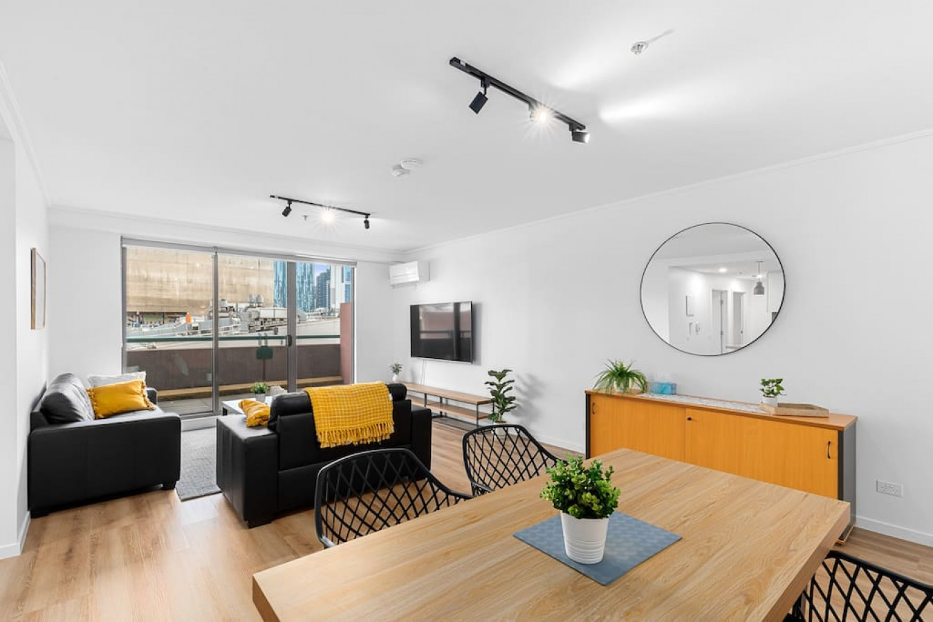 2BR in Paris End - Melbourne's Chicest Corner
