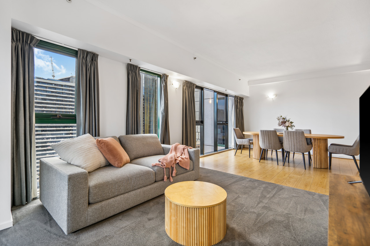 Wake to Yarra River Views, Flinders St CBD