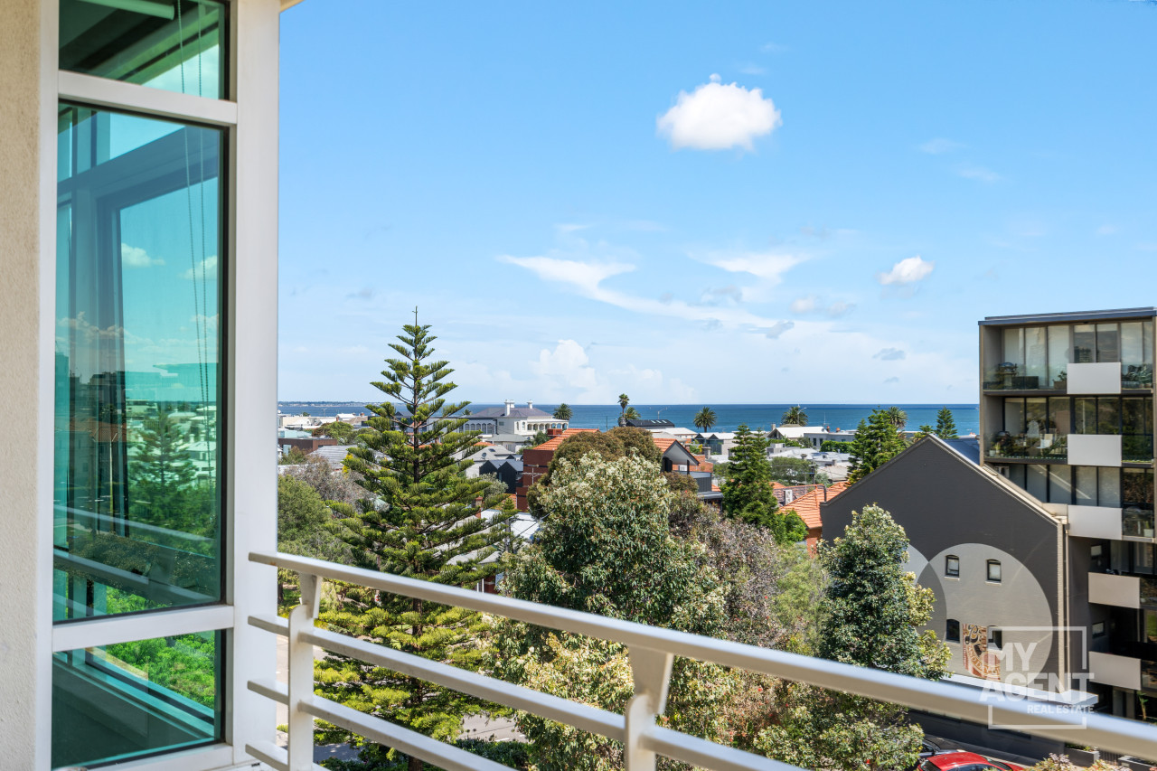 Sunlit 1BR Off Bay St Strip, Port Melbourne