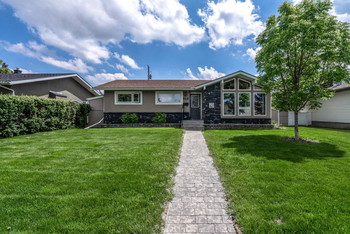 Private Backyard And Modern Kitchen - Inviting Spacious Haven - Canada