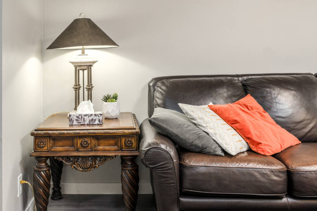 Modern Kitchen And Entertainment Amenities - Spacious Escape - Canada