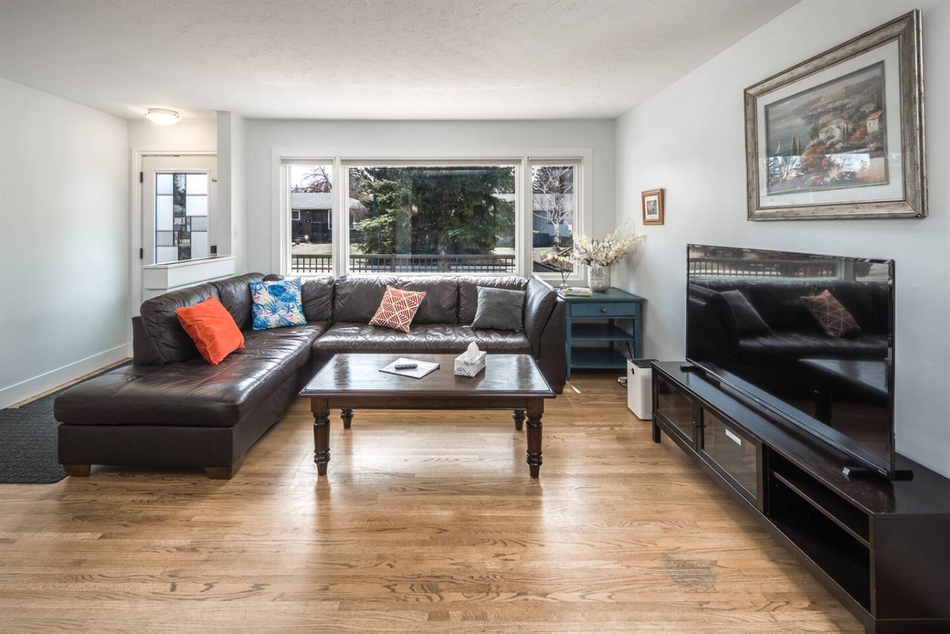 Private Backyard And Convenient Location - Cozy Charming Retreat - Canada