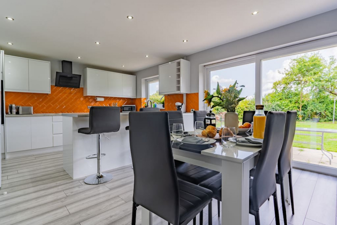 Jodi’s Bungalow, Parking & Large Garden - Photo 2