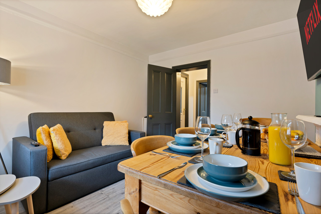 Sally's Cottage Uttoxeter - 20mins to Alton Towers - Photo 2