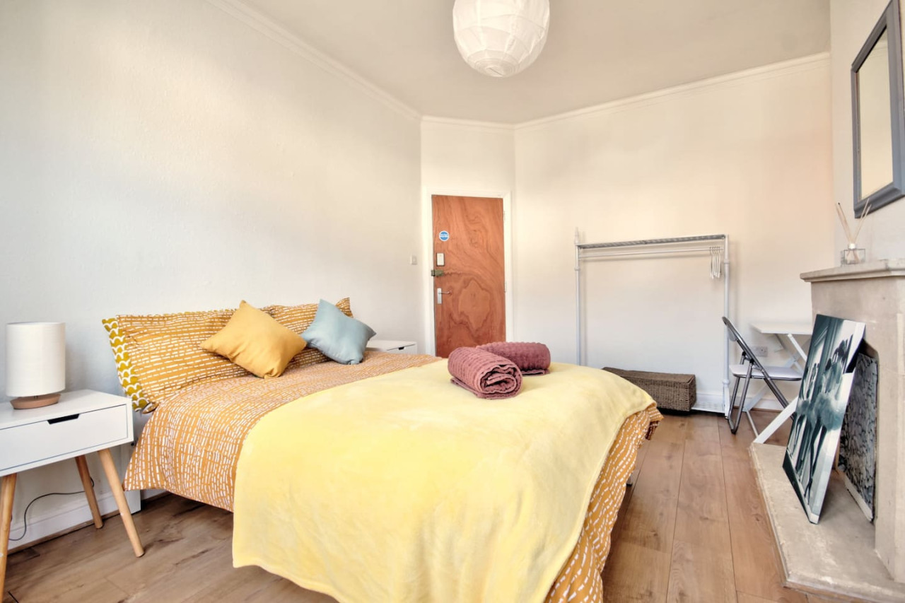 Upperton House - Central 5 Bedroom - Photo 3