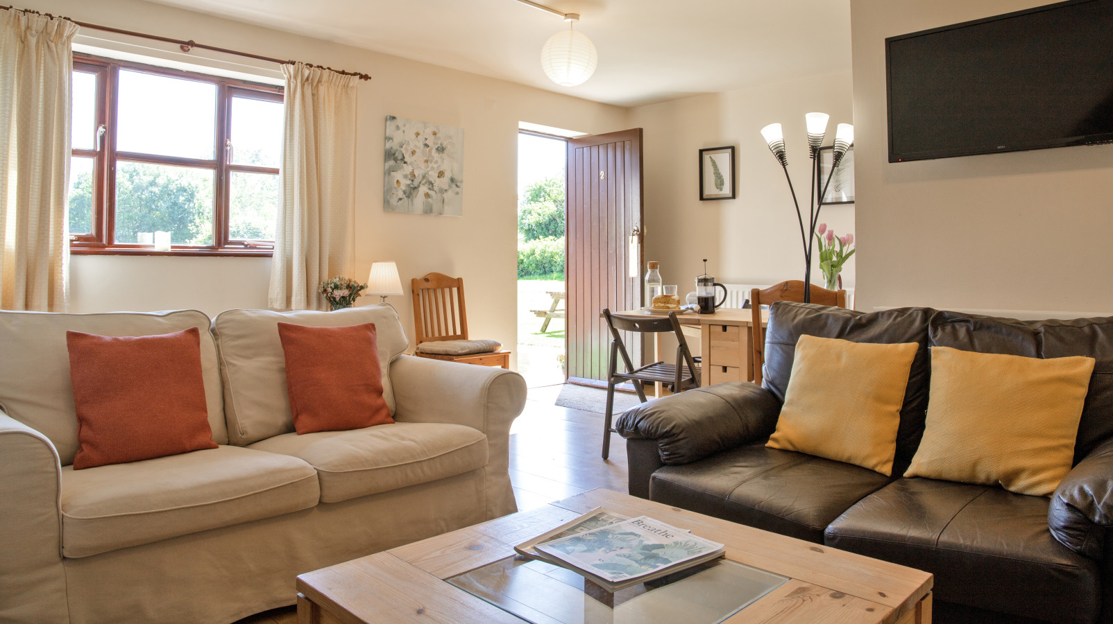 Alpaca Cottage - 7mins to Alton Towers! - Photo 3