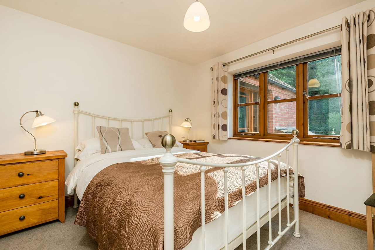 Bottom Cottage: Swimming lake, BBQ Hut, Games Room - Photo 5