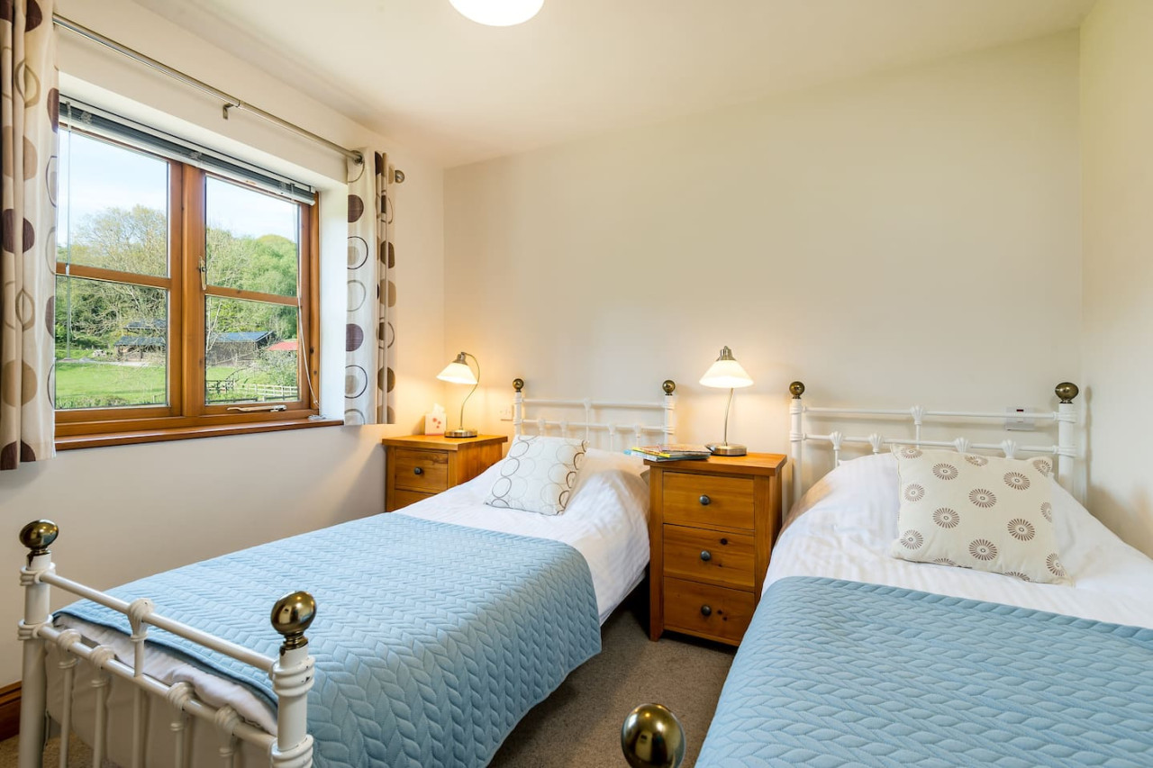 Bottom Cottage: Swimming lake, BBQ Hut, Games Room - Photo 3