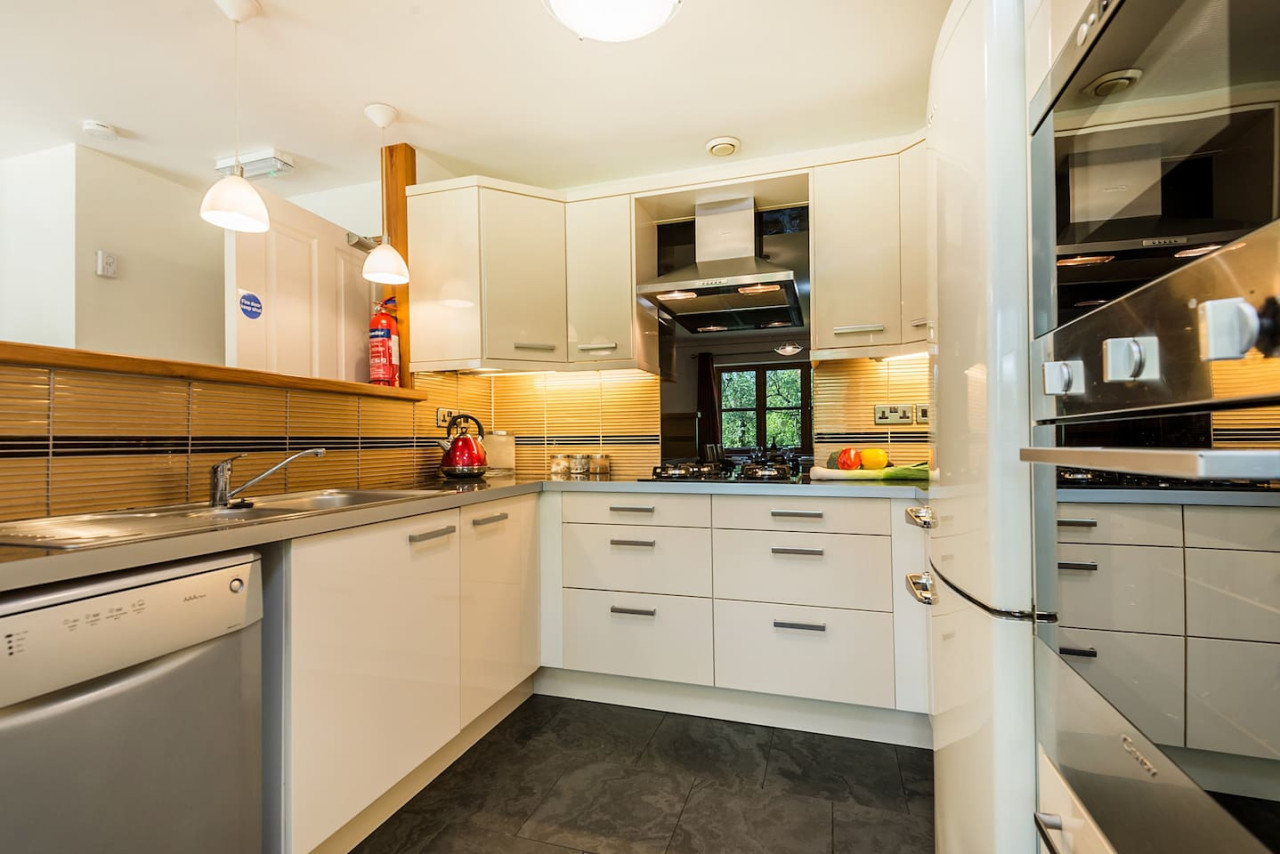 Bottom Cottage: Swimming lake, BBQ Hut, Games Room - Photo 2