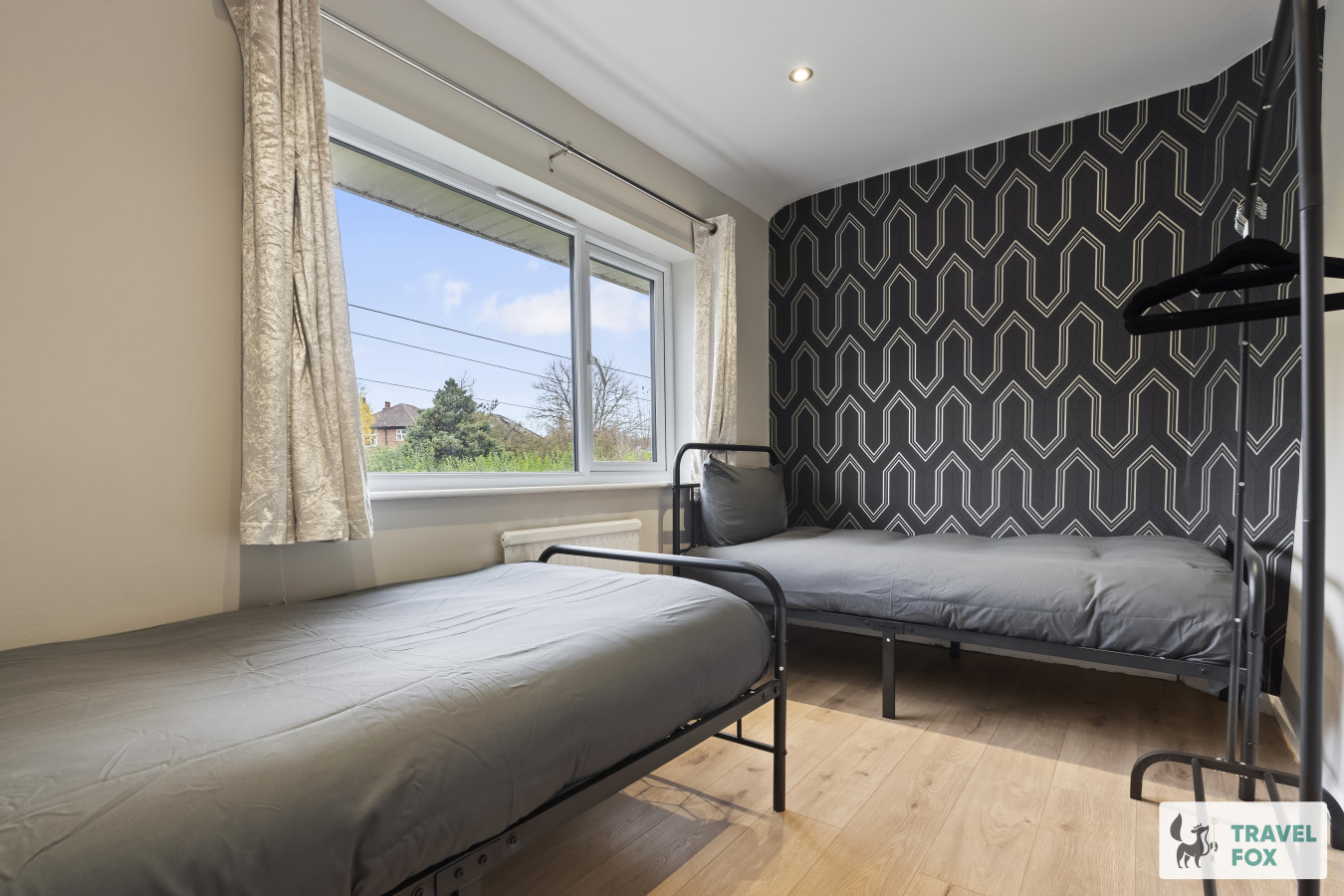 Rosie's Central Stay and Parking - Photo 5