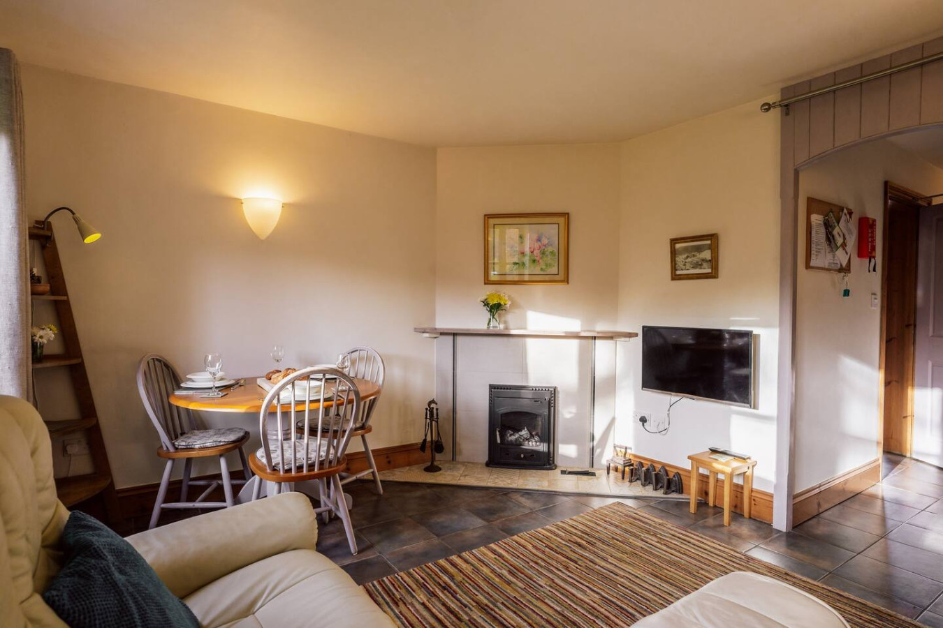 Wharf Cottage: Swimming lake, BBQ Hut, Games Room - Photo 5