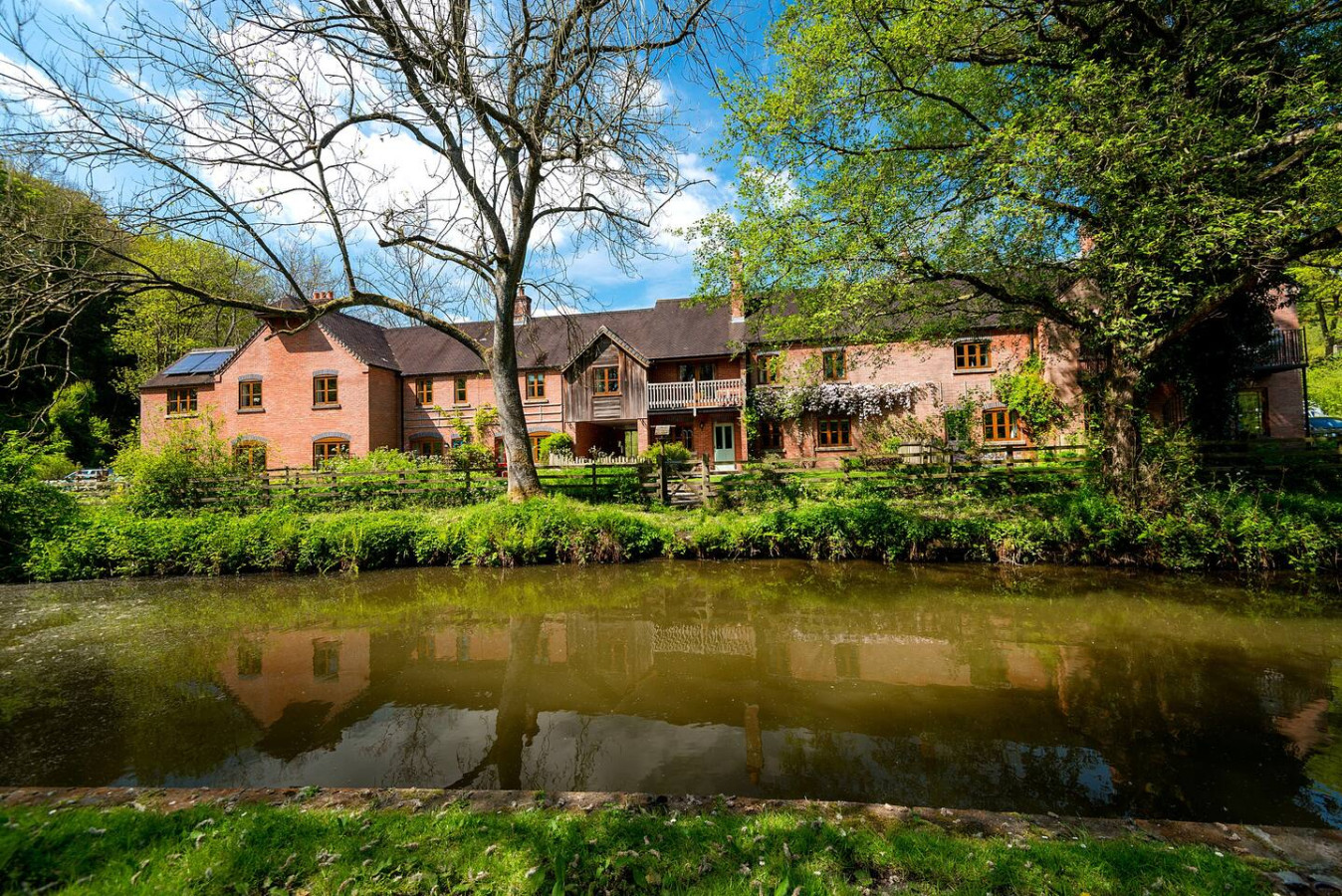 Bolt Hole: Swimming Lake, BBQ hut, Games Room