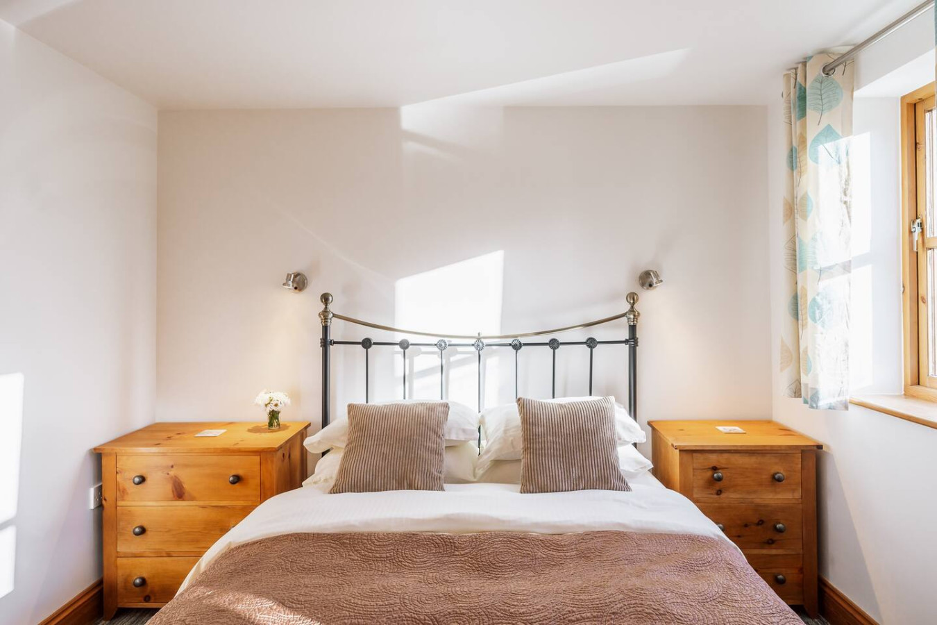 Wysteria: Swimming Lake, BBQ hut, Games Room - Photo 2