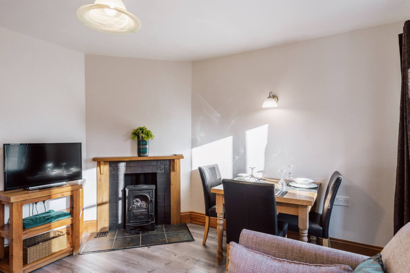 Wysteria: Swimming Lake, BBQ hut, Games Room - Photo 5