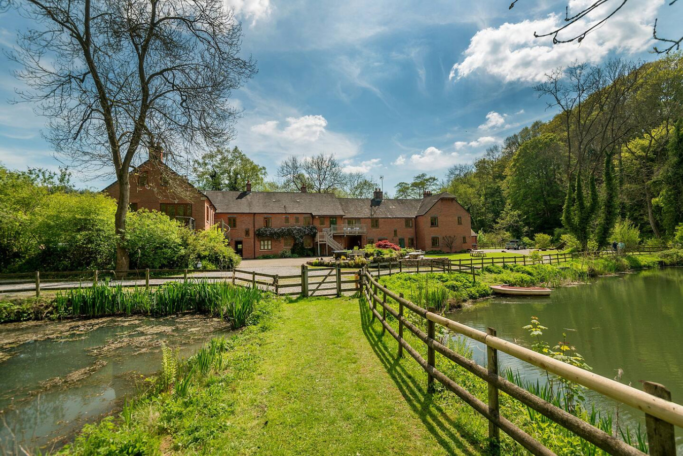 Wysteria: Swimming Lake, BBQ hut, Games Room
