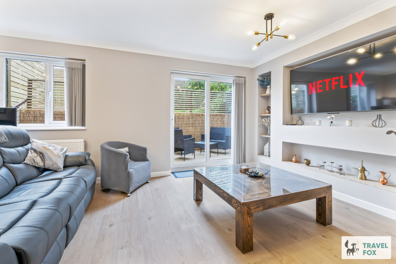 Coastal Breeze Retreat: Detached with Parking