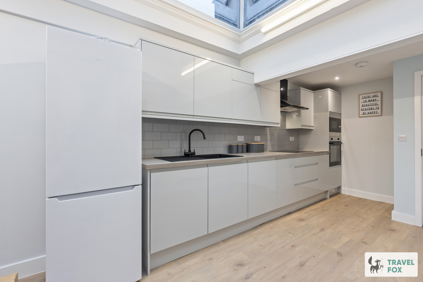 Camila's Penthouse Central Stay with Balcony - Photo 4