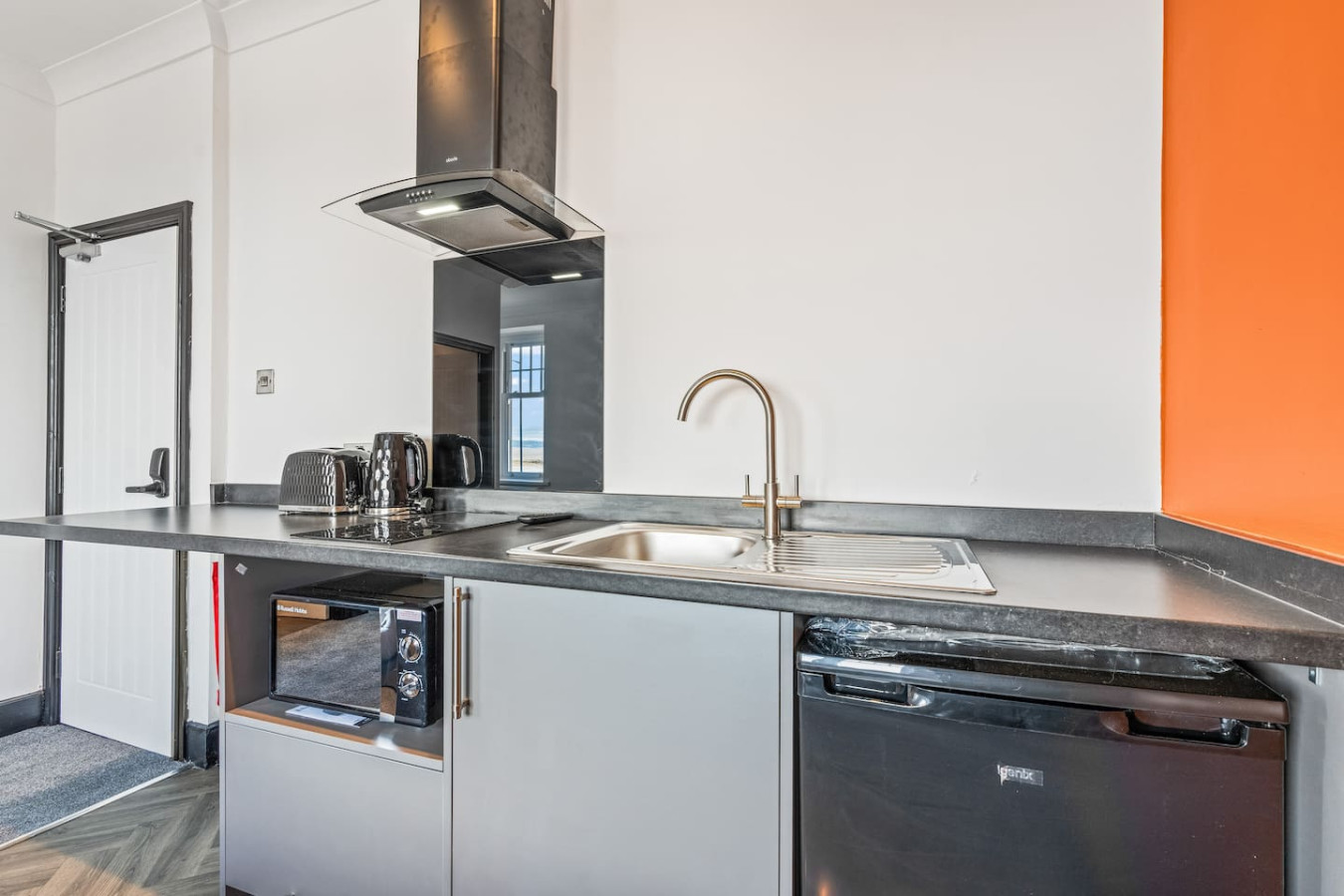 Eden View Flower Room - Photo 2