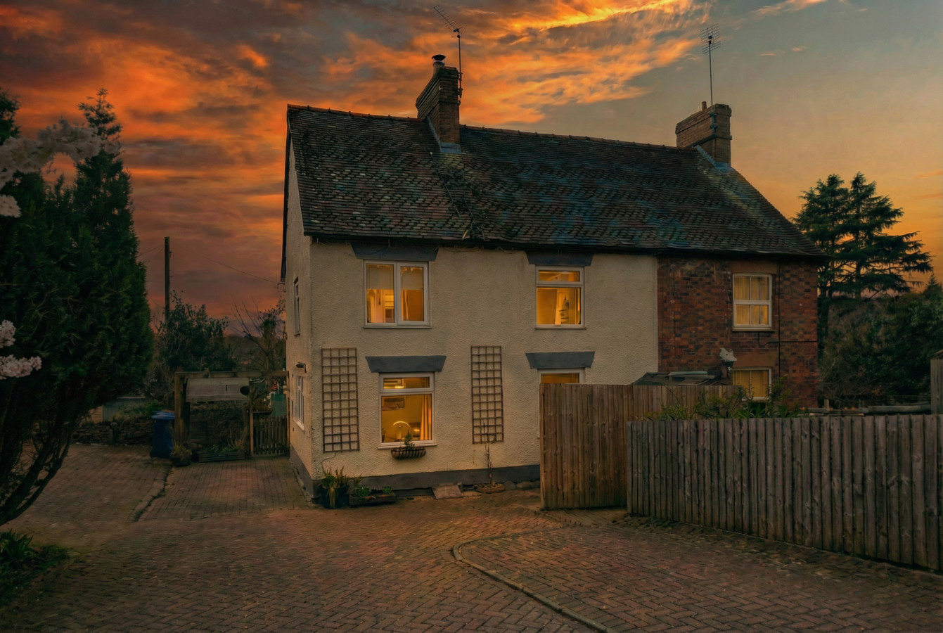 Smithy Bank Cottage - with free parking!