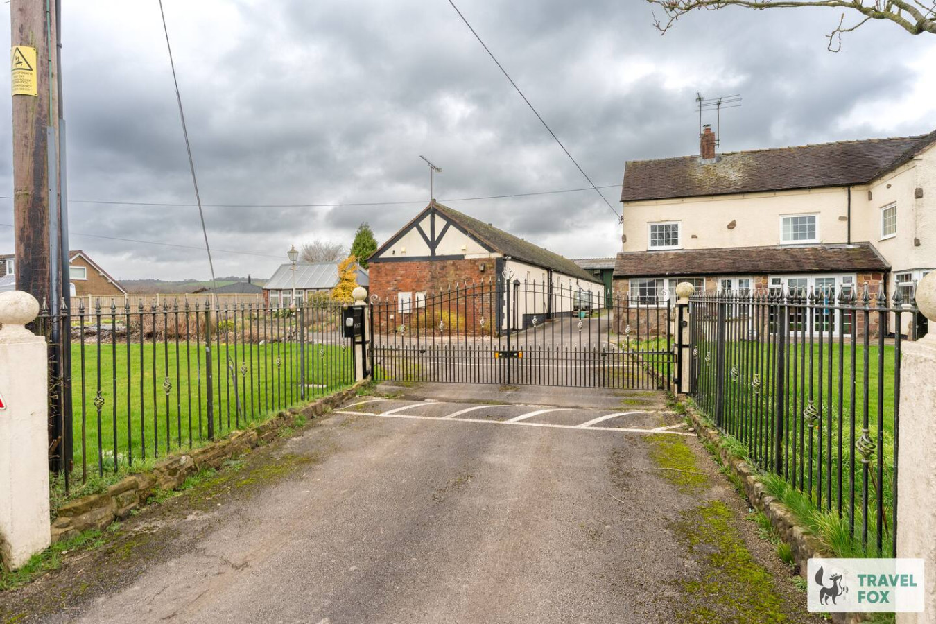 The Hereford - with pool table, play barn & more! - Photo 4