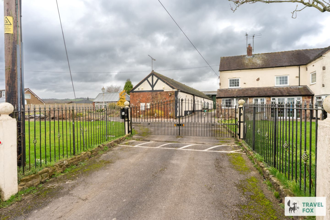 The Cornstore - with pool table, play barn & more!