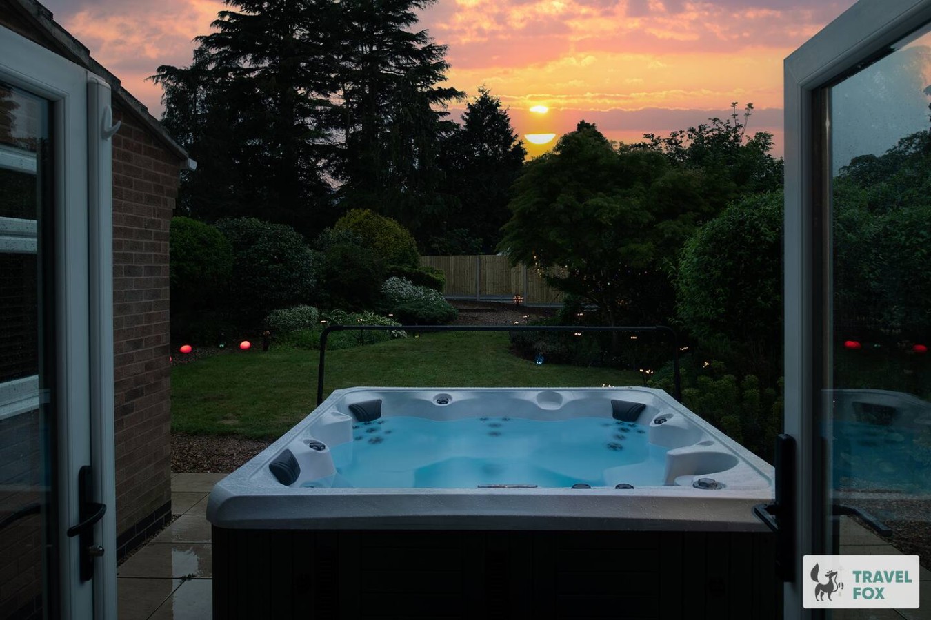 Vanessa's Haven - with hot tub and free parking for 3 cars!! - Photo 2