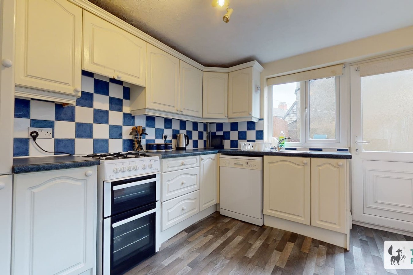 Central 5 Bedroom House with Parking - Photo 4