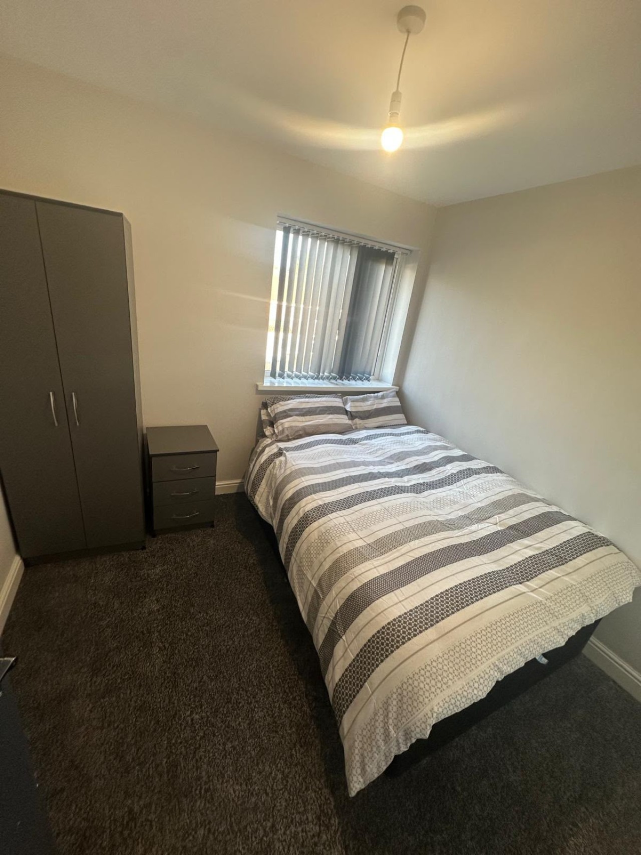 Birmingham 5 Bedroom Stay with Parking - Photo 4
