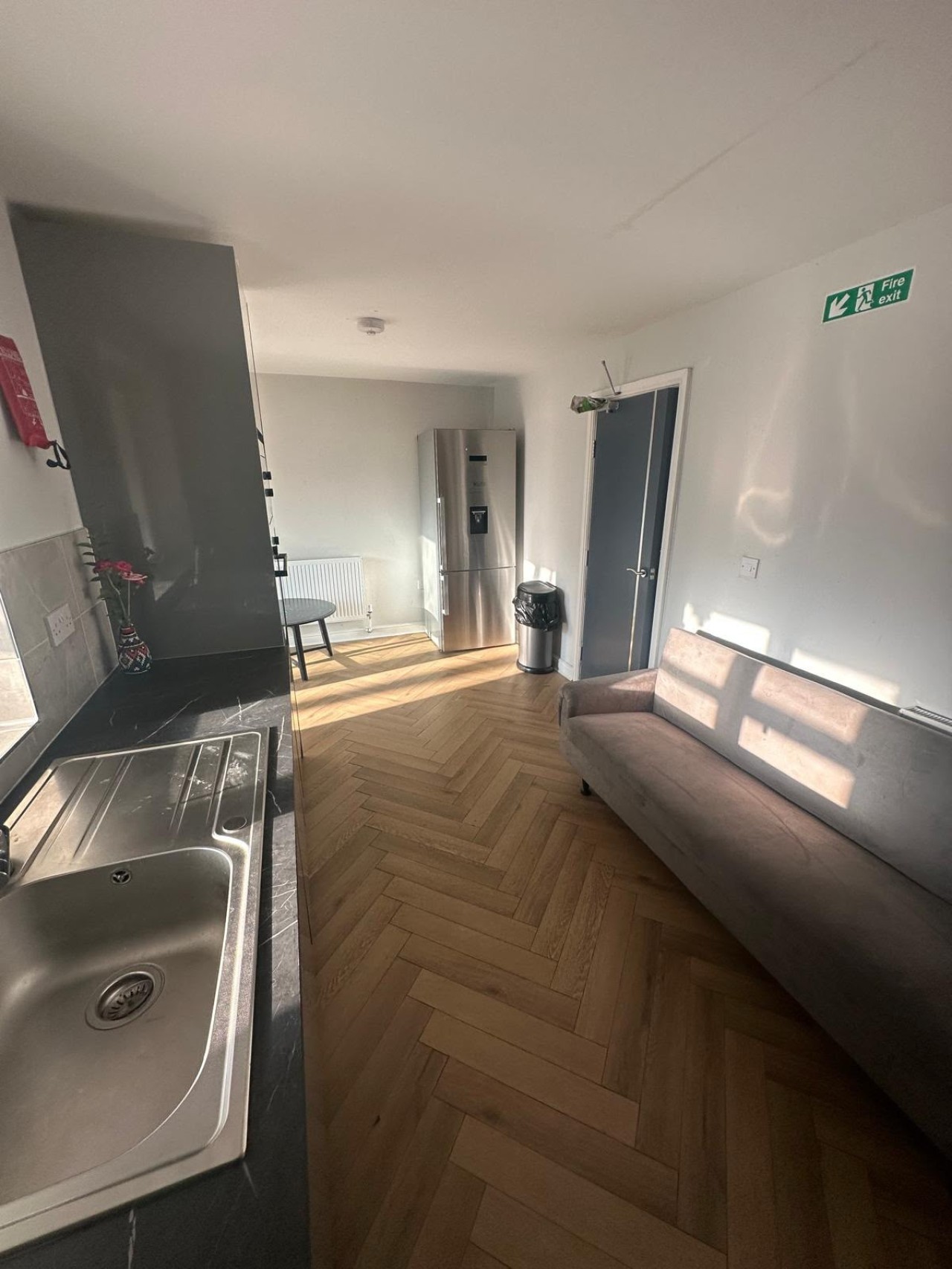 Birmingham 5 Bedroom Stay with Parking - Photo 3