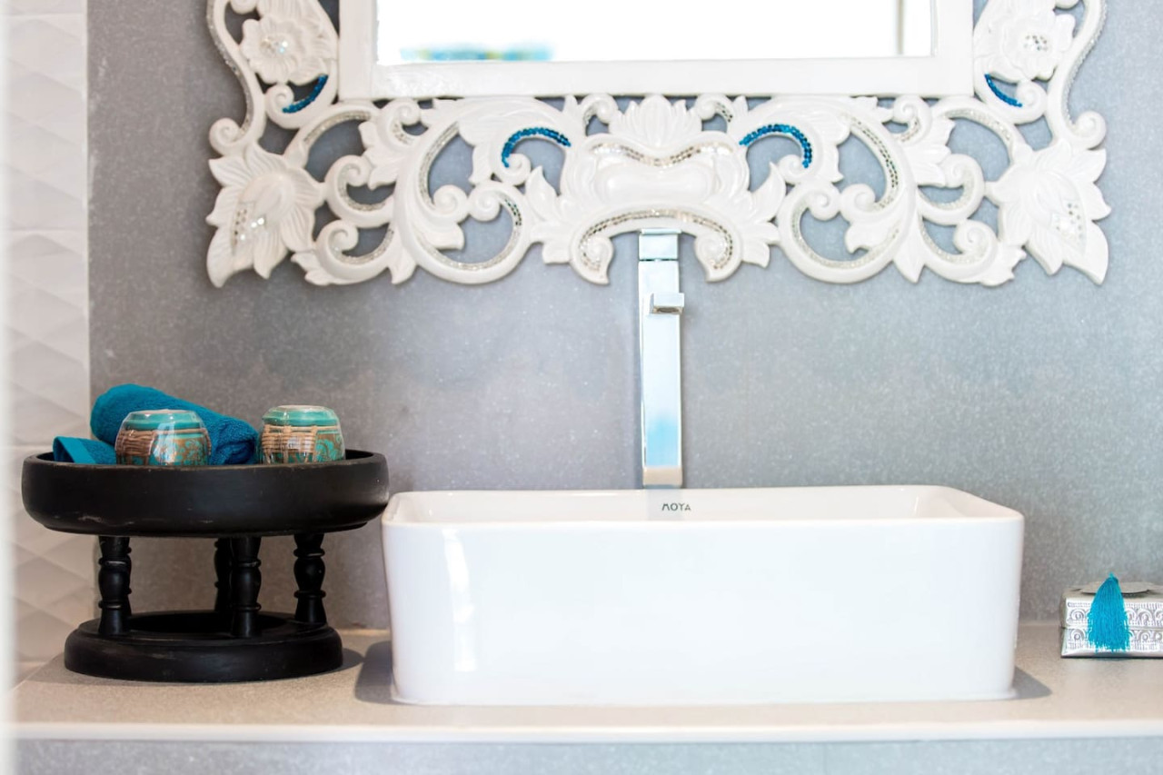 Luxurious freestanding bathtub with Thai-inspired decor Thongsong Bay