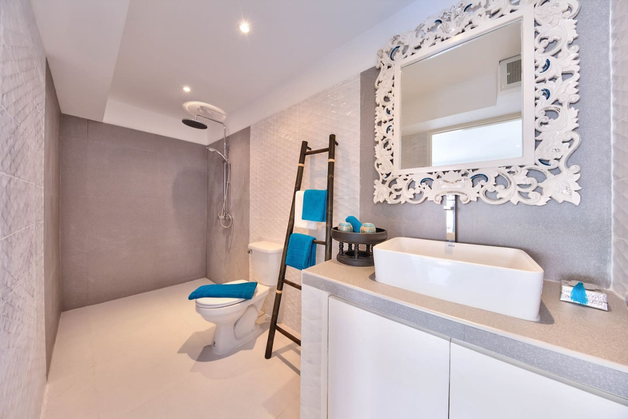 Modern bathroom vanity with decorative mirror Thongsong Bay villa