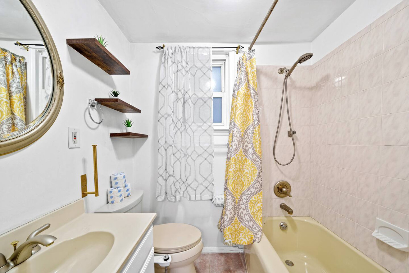 The Hudson Loft | 1 min to NYC Train | Sleeps 8+ 6