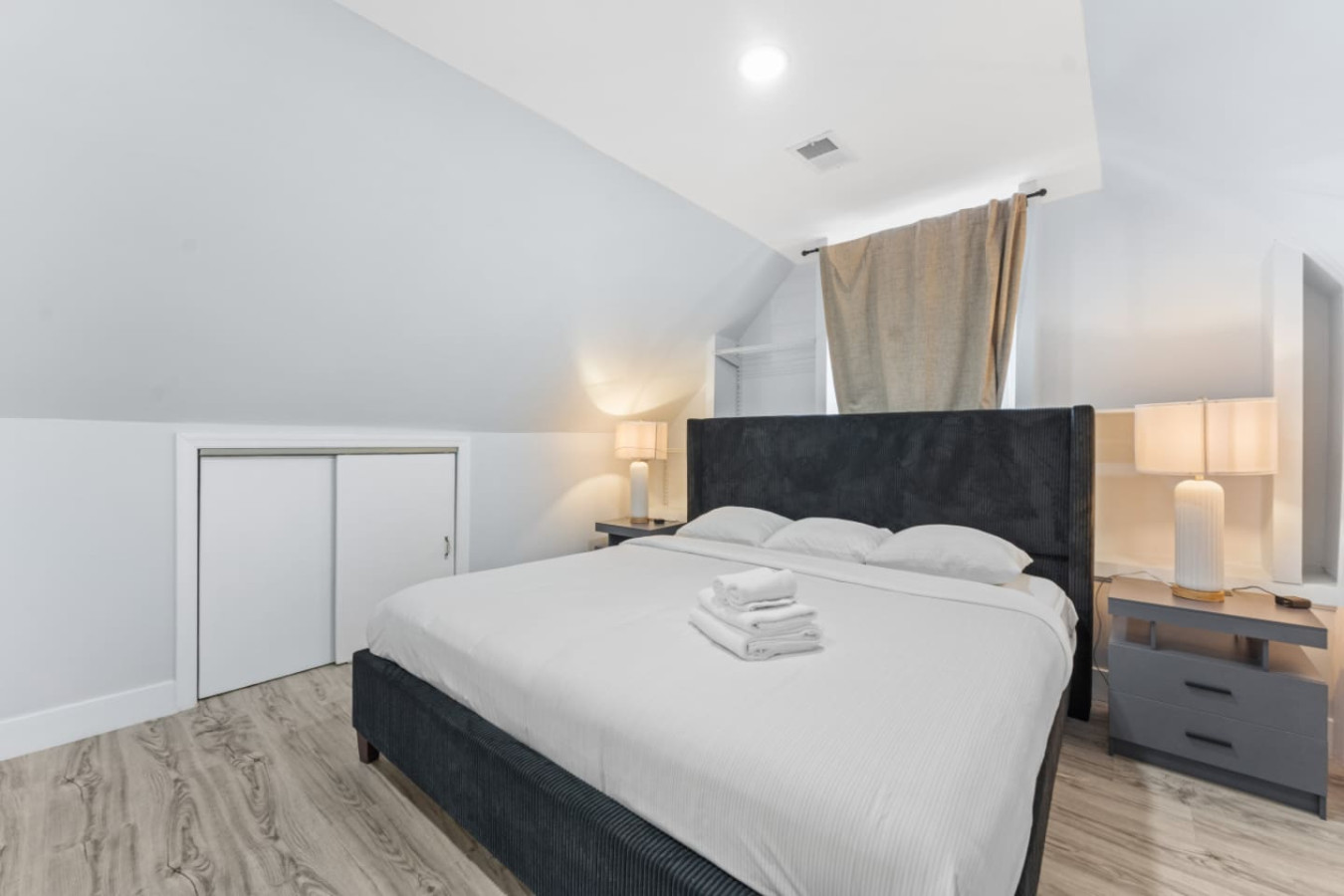 Spacious Living And Convenient Parking - Charming Family Haven - New York City