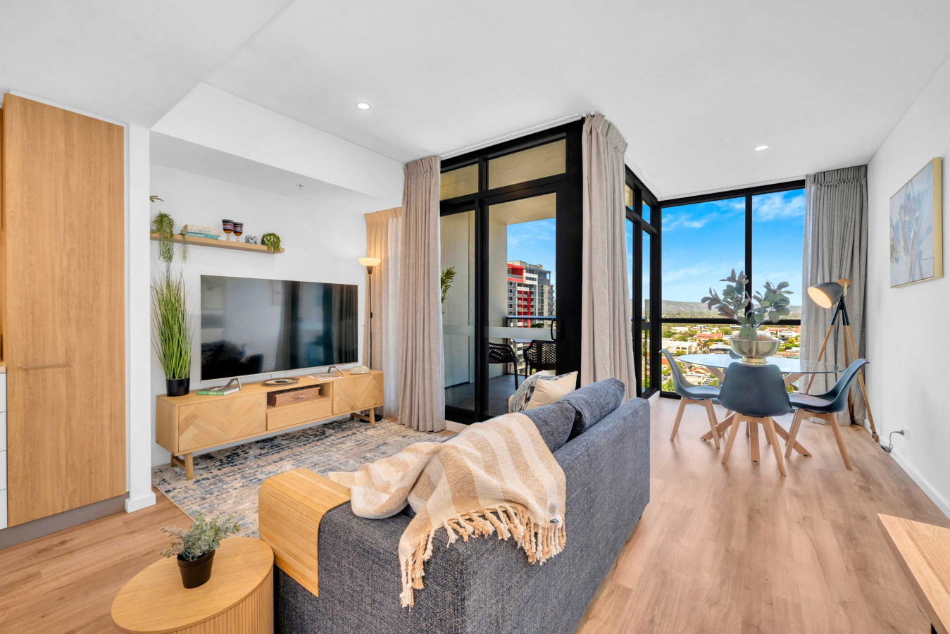 Luxe on Franklin — Lvl 16, lap pool, sauna, gym — Adelaide CBD