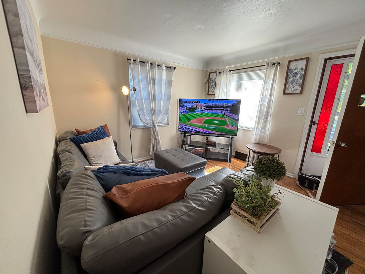 Maple Heights 3 bed 2 kings, 1st floor bath bed