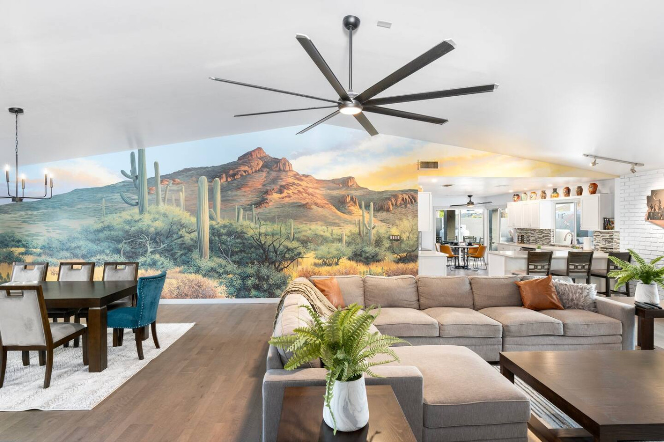 Huge Open Concept, Pool Hot Tub, Game Room MtnView