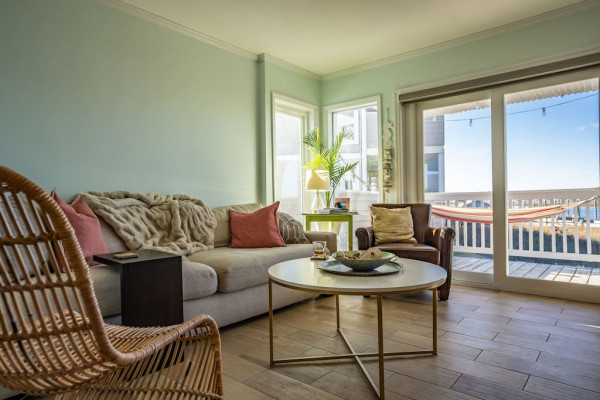 Waterfront Condo: Rosé All Day with Breathtaking Sunset Views