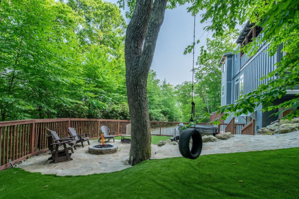 Hillside Hideaway: Container Home in Blowing Rock