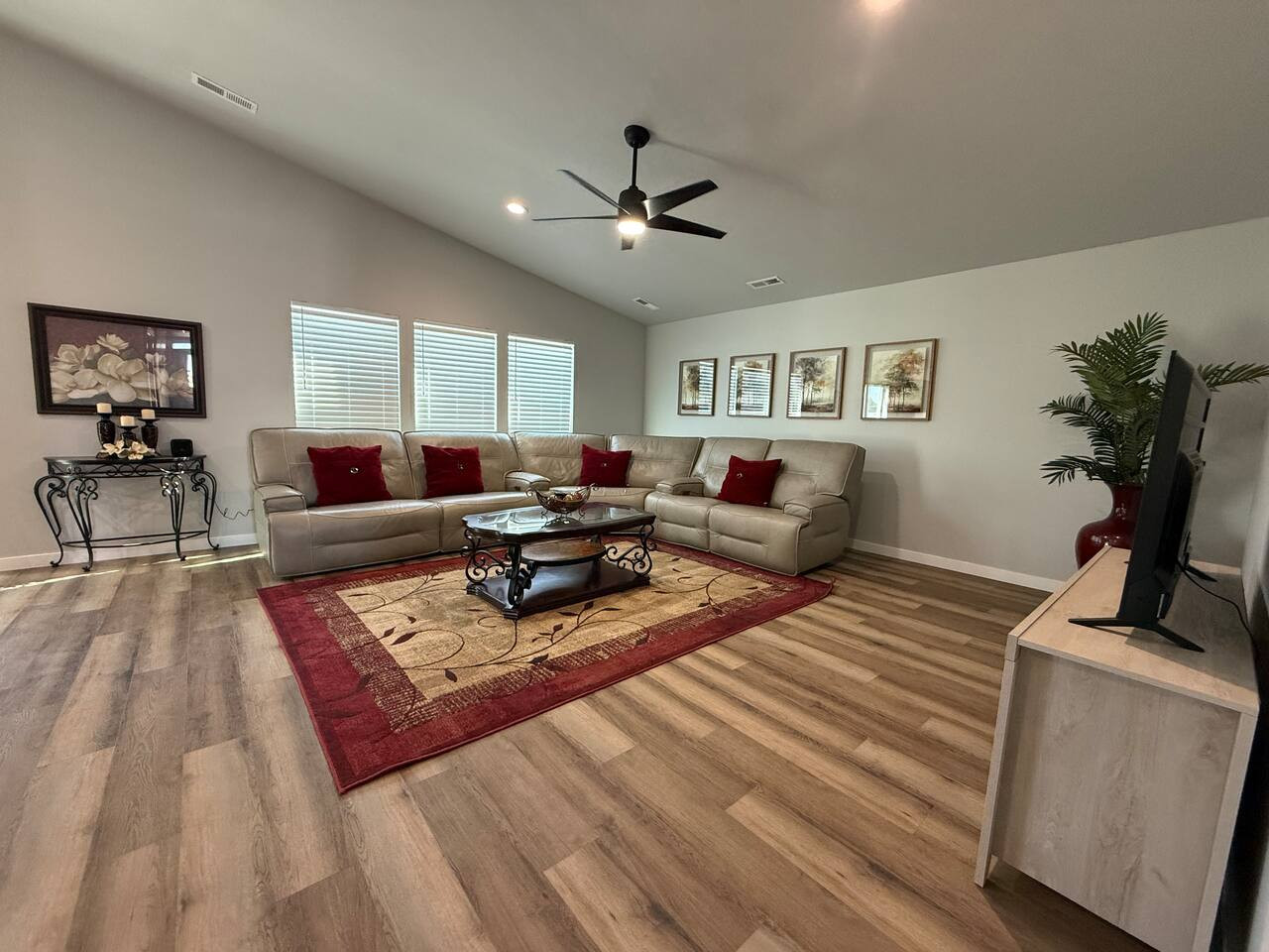 Sweet Esmeralda-FirePit, BBQ, Pets OK, Fenced Yard