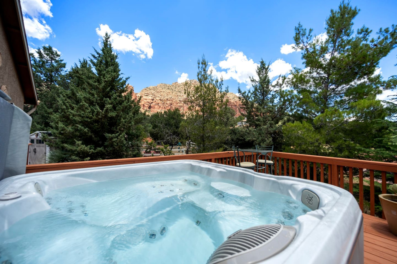 Updated Sedona home: Hot Tub/Fireplace/near trails