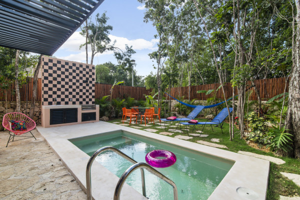 She's Moody Tulum, NEW 3 bed with yard/pools, rooftop, a/c, 12 minute drive to the beach