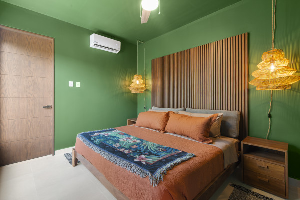 She's Moody Tulum, NEW 3 bed with yard/pools, rooftop, a/c, 12 minute drive to the beach