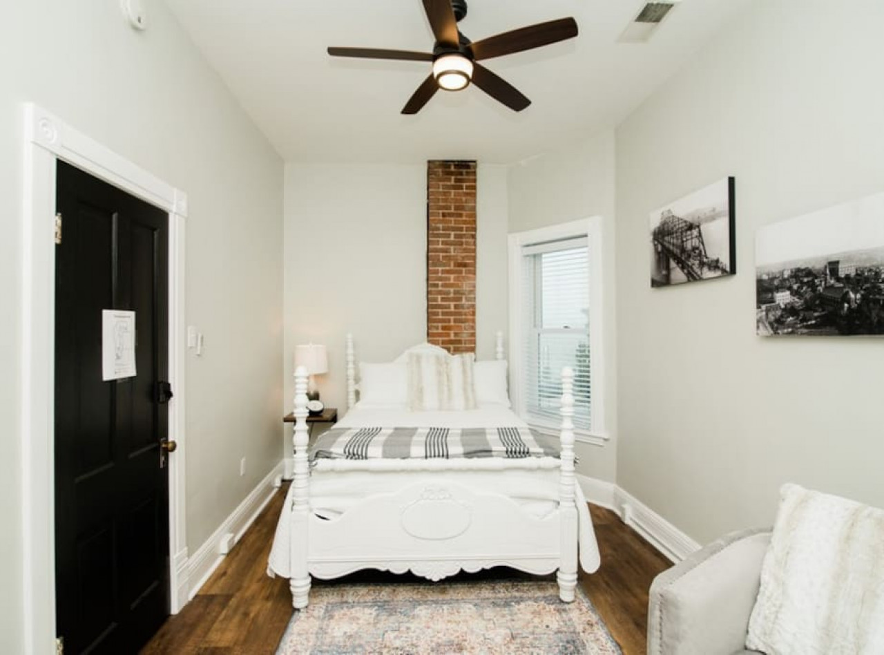 Charming Modern Victorian With Exposed Brick - Delightful Escape - Jefferson City, MO